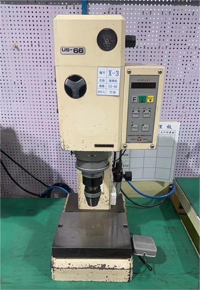 16、旋轉(zhuǎn)鉚接機.jpg